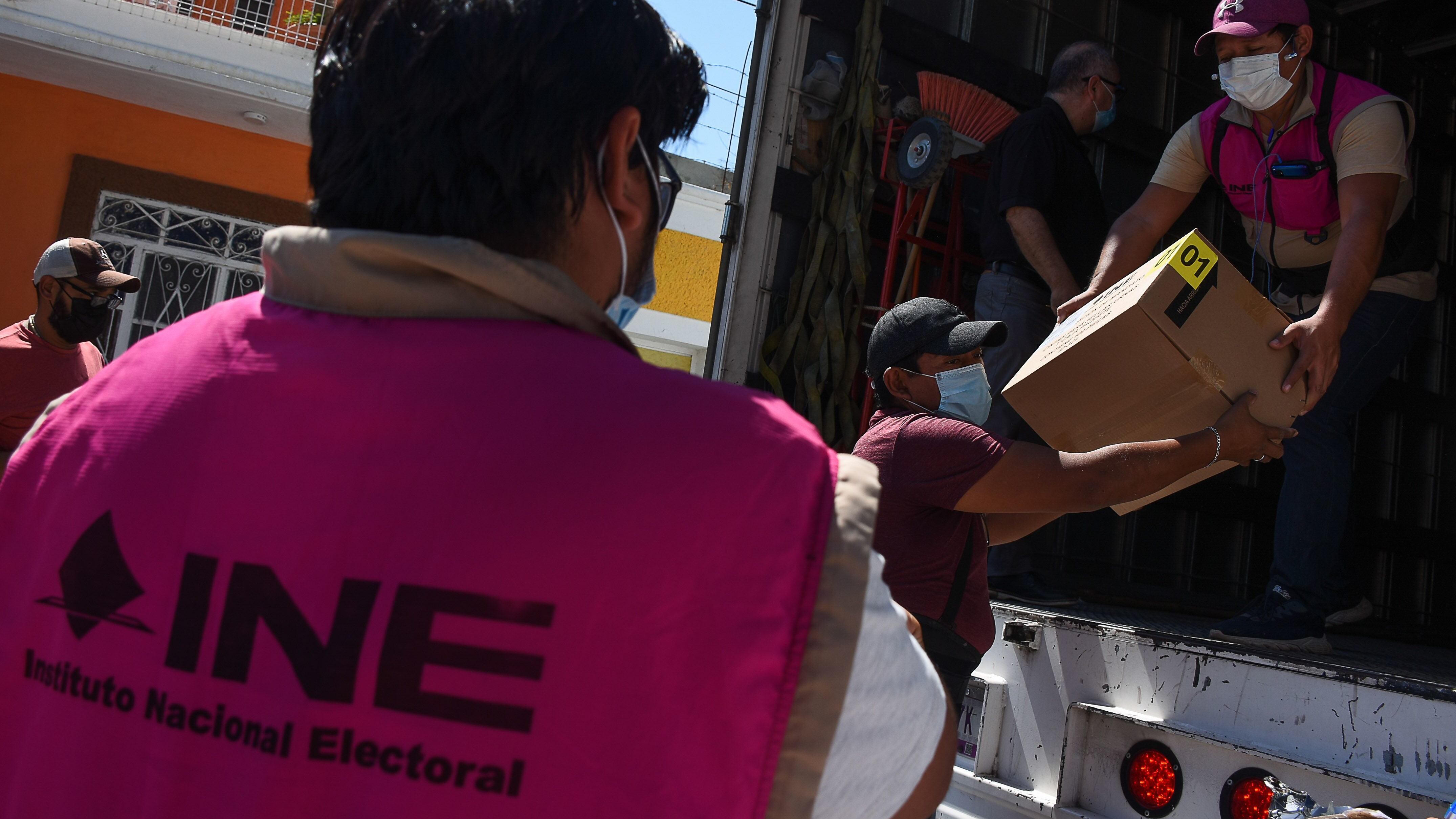 Más de 12 mil piezas de material electoral arribó al INE Campeche con motivo de la consulta sobre Revocación de Mandato.