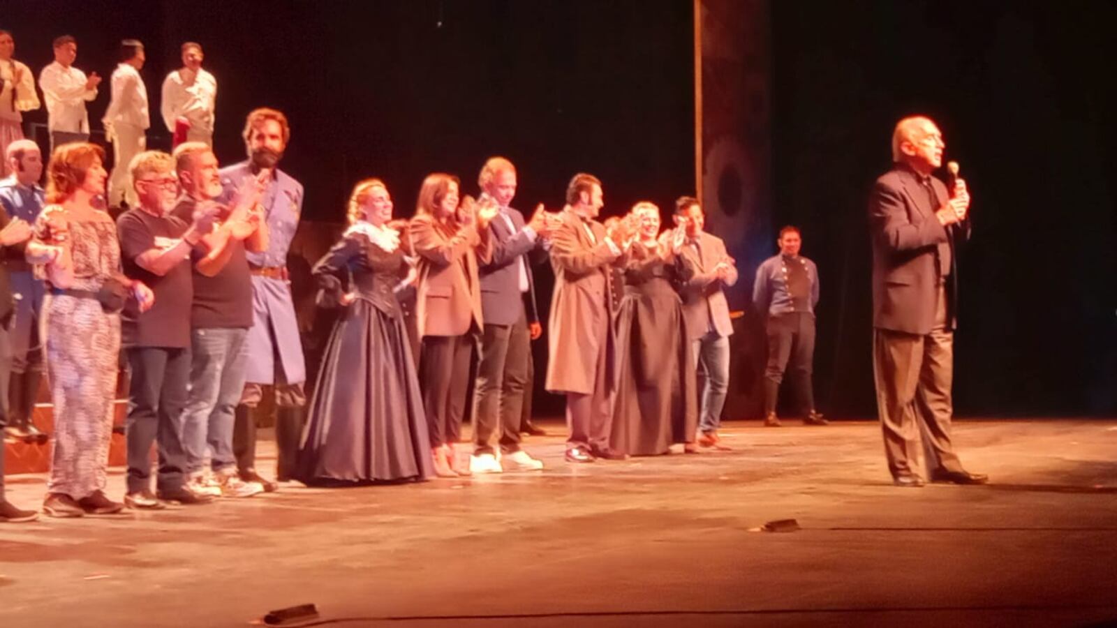 Canales Clariond habló al final de la representación realizada en la Gran Sala del Teatro de la Ciudad.