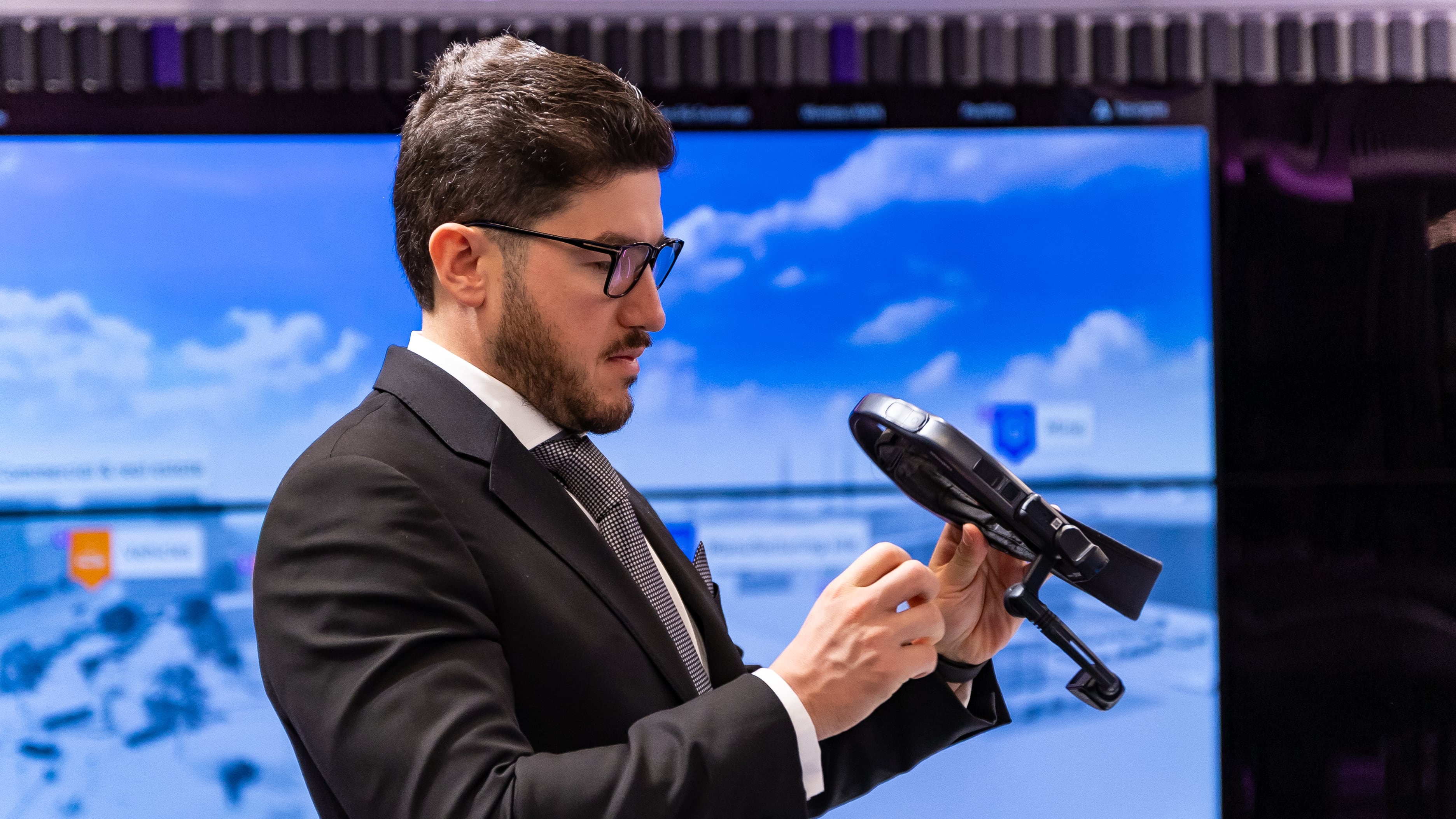 García informó que la inversión de Volvo en NL es de 1 billón de dólares.