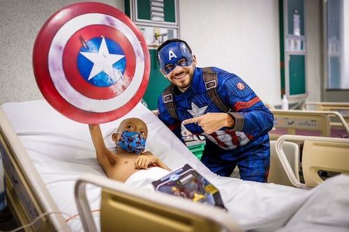 Grandes, jugadores del América se visten de superhéroes para visitar hospital infantil