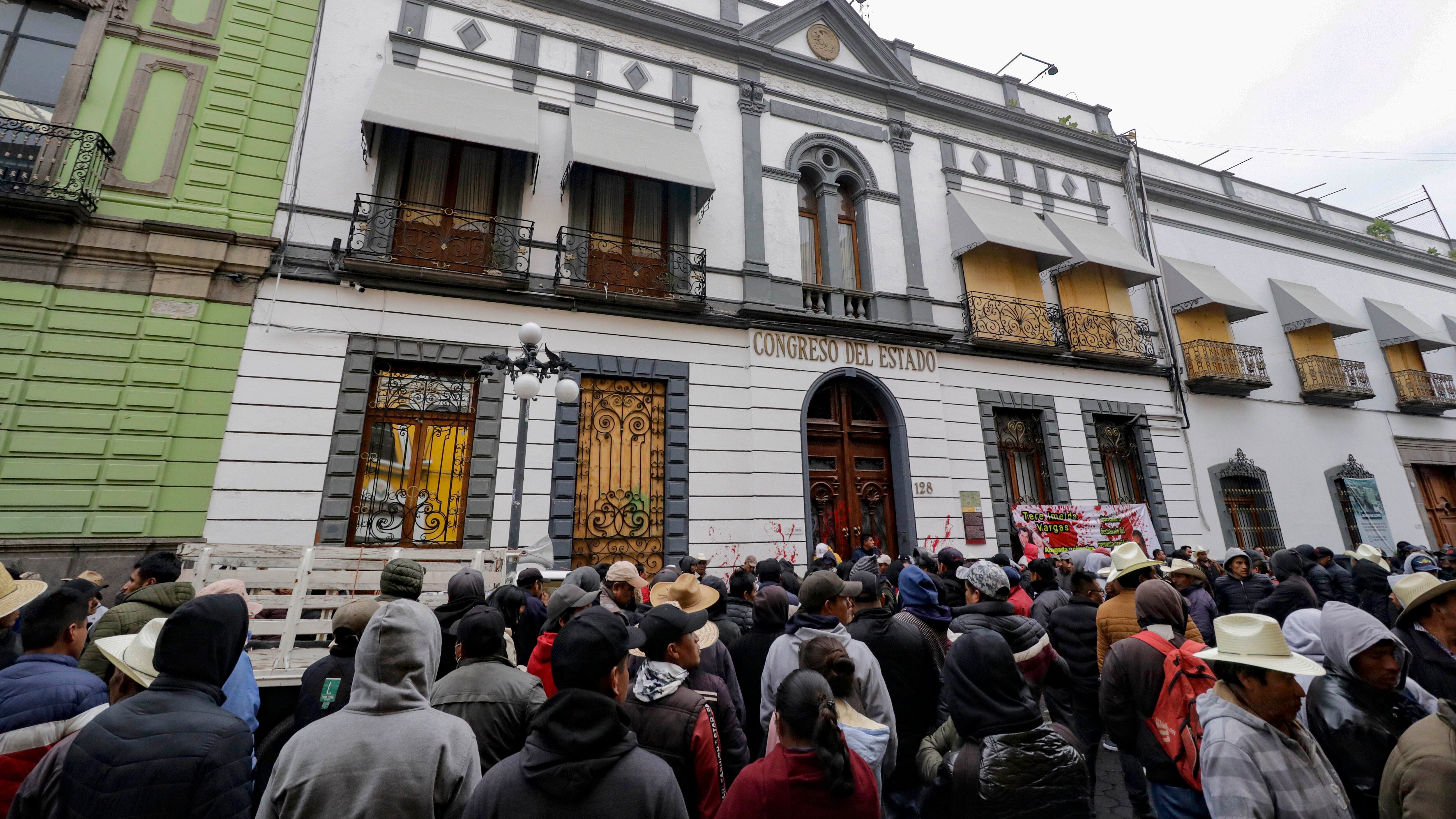 Cierran vialidades y hacen plantón en el Legislativo como medida de presión.