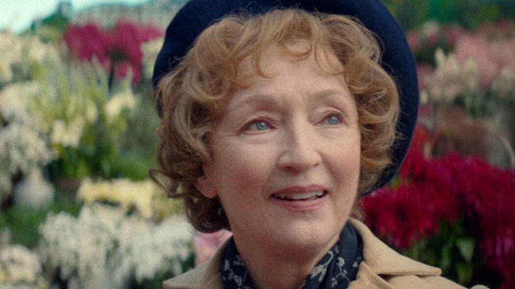 Lesley Manville en "Mrs. Harris Goes To Paris". / Foto: Instagram.