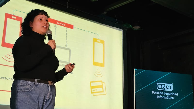 En el Foro ESET 2025 se demostró cómo la suplantación NFC permite clonar tarjetas y dispositivos de pago usando señales de corto alcance.