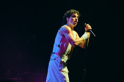 Benson Boone añadió una noche exitosa a su carrera como parte de su primera presentación en México en el Pepsi Center el pasado 3 de abril, logrando conquistar a sus fanáticos que consiguieron celebrar la visita del famoso artista al ritmo de sus temas más populares.  El intérprete de tan solo 22 años protagonizó una noche única, en donde deleitó a sus seguidores con algunos de sus exitosos temas, entre ellos “Beautiful Things”, “Cry”, “Sugar Sweet”, “Before You”, “What Was”, entre otros.