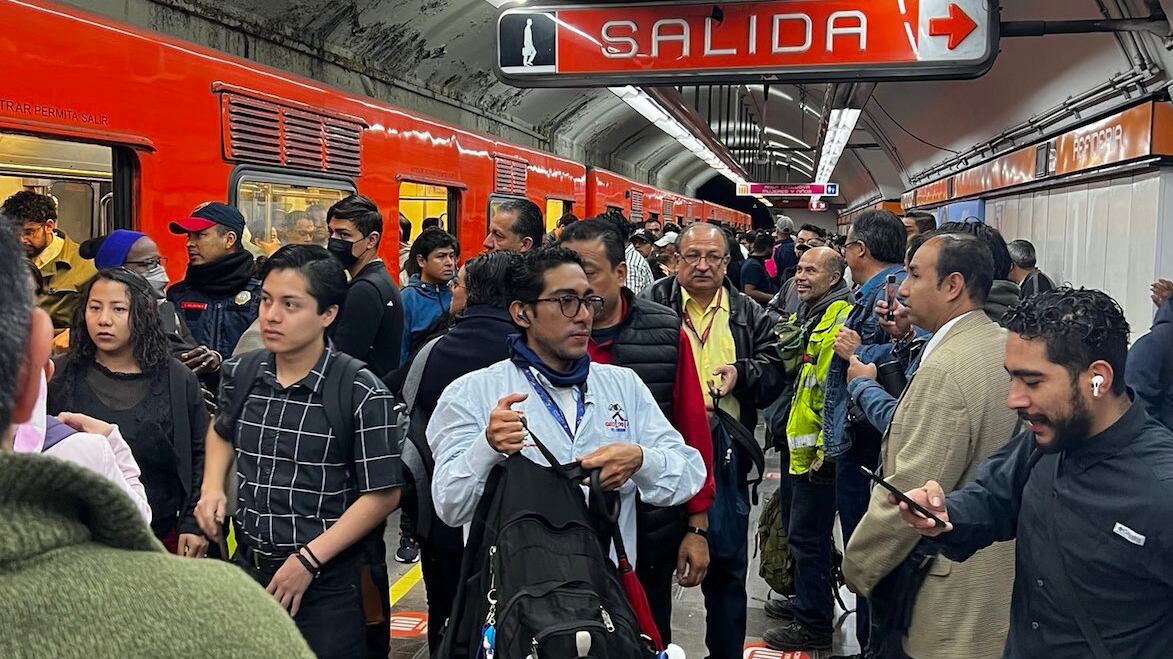 El servicio presentó problemas y tuvo que desalojarse el tren en Refinería. (Especial)