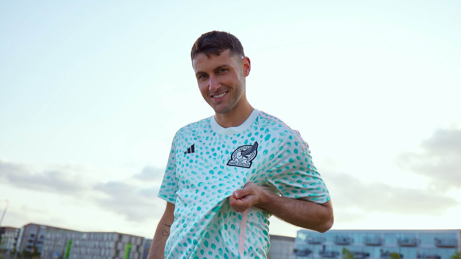 Santiago Giménez uniforme femenil