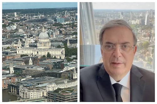 Ebrard firma libro de condolencias, a nombre de México, por muerte de reina Isabel II