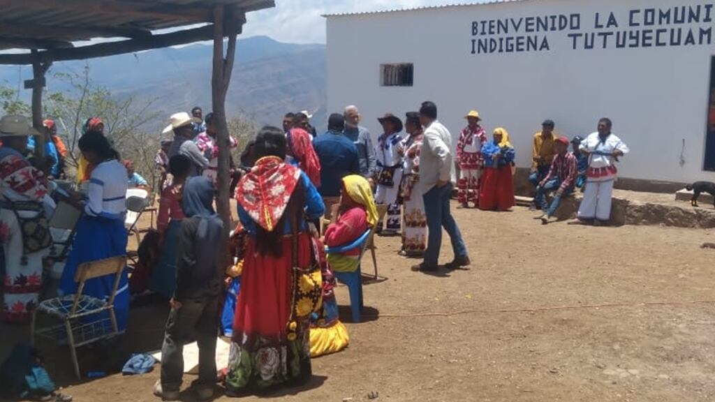 La Comisión advierte que los grupos armados se han instalado en diferentes tramos de la carretera Huejuquilla el Alto - San Andrés Cohamiata, la cual cruza territorios de los estados de Jalisco, Zacatecas, Durango y Nayarit.