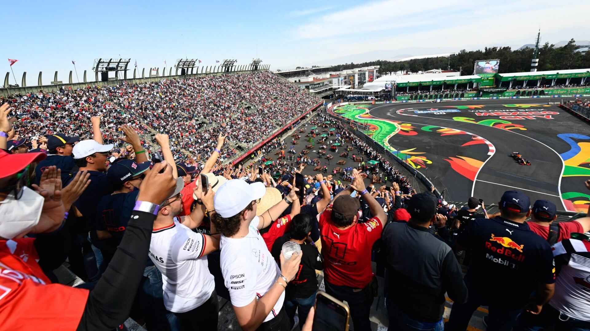 CIUDAD DE MÉXICO, 07NOVIEMBRE2021.- Este domingo se llevó a cabo el Gran Premio de México de la Fórmula 1 dando como ganador al piloto de Red Bull, Máx Verstappen, dejando en segundo lugar al piloto de Mercedes, Lewis Hamilton y ocupando el tercer puesto, el mexicano, Sergio "Checo" Pérez, también de Red Bull. FOTO: CUARTOSCURO.COM