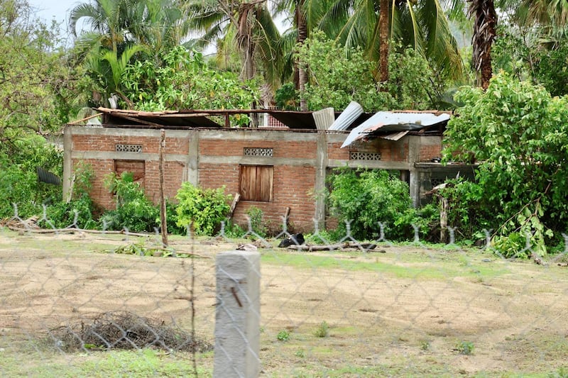 “No están solos, tienen todo el apoyo del Gobierno de Oaxaca”, expresa Salomón Jara a damnificados de Villa de Tututepec