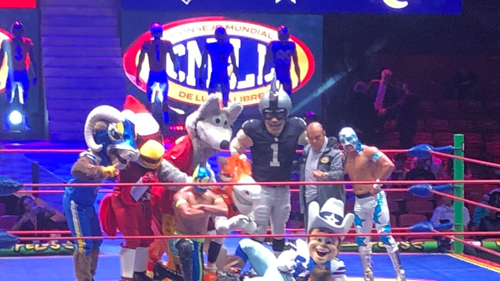 NFL realizó exhibición de lucha libre con las mascotas de los equipos en la Arena México.