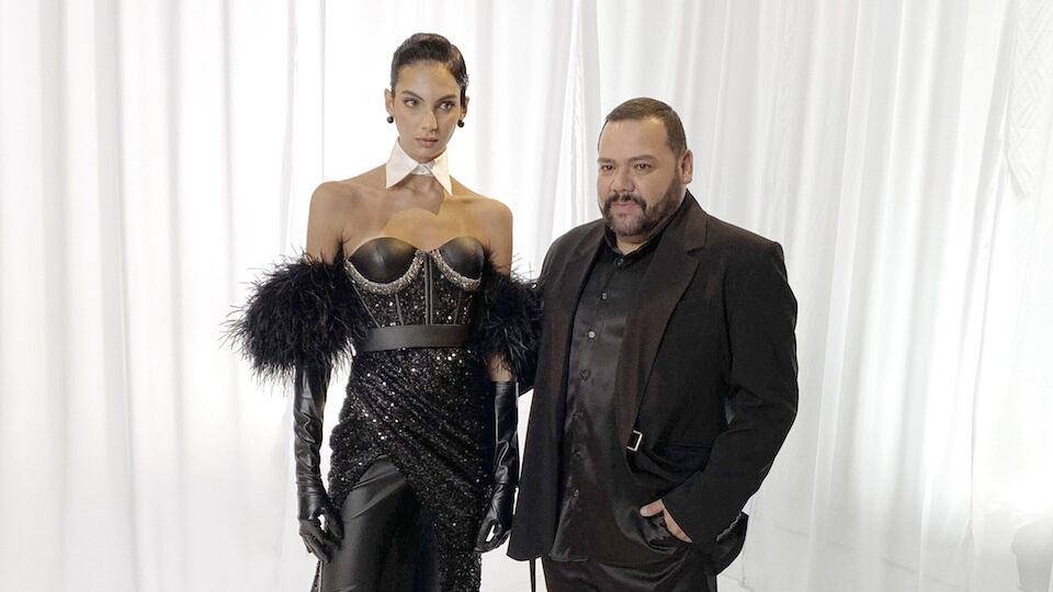 El diseñador Benito Santos nos habla de su participación en el programa E! Fashion Film, antesala de la Met Gala 2023. Santos describe el vestido que creó para este programa.