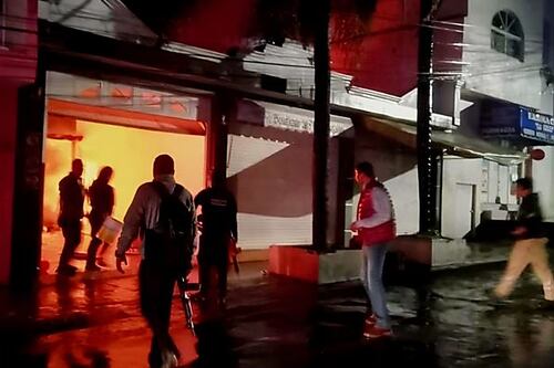 VIDEO: Así incendiaron la vivienda de la alcaldesa de Queréndaro, Michoacán; acusan al CJNG