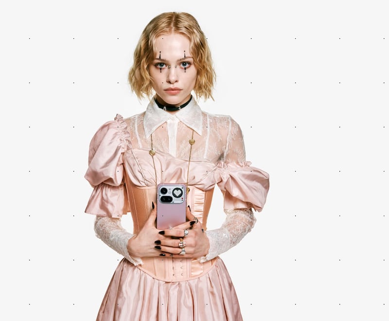 Charlie Smith, Chief Brand Officer de Nothing, explica cómo el diseño emocional, la colaboración con la comunidad y la cultura creativa están redefiniendo la forma en que interactuamos con la tecnología