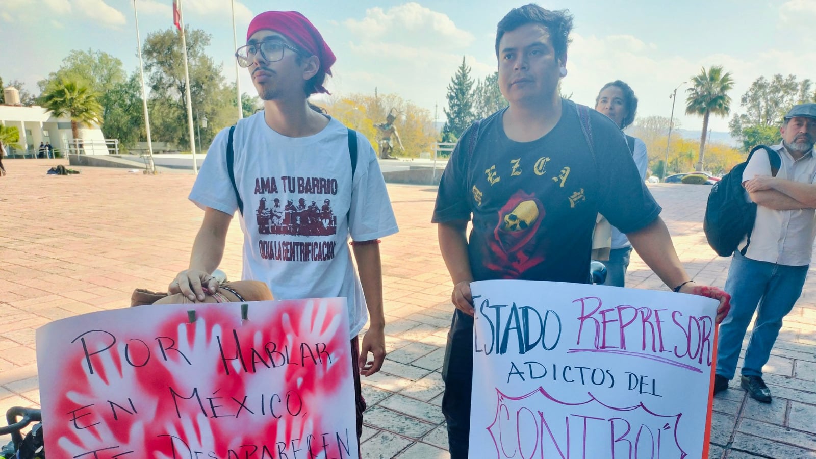 Estudiantes se manifiestan por detención de reportero de la UAQ