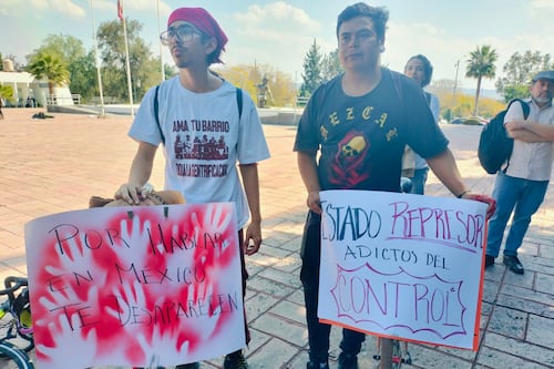 Estudiantes se manifiestan por detención de reportero de la UAQ