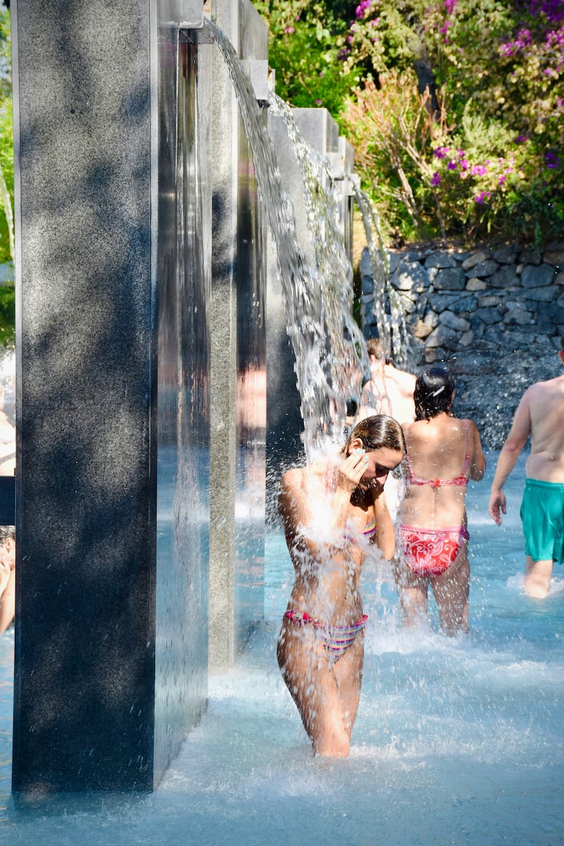 Disminuir la tensión muscular, mejorar la apariencia de la piel y aumentar la circulación sanguínea son algunos de los beneficios más conocidos de las aguas termales. Fotos: Freepik y Unsplash.