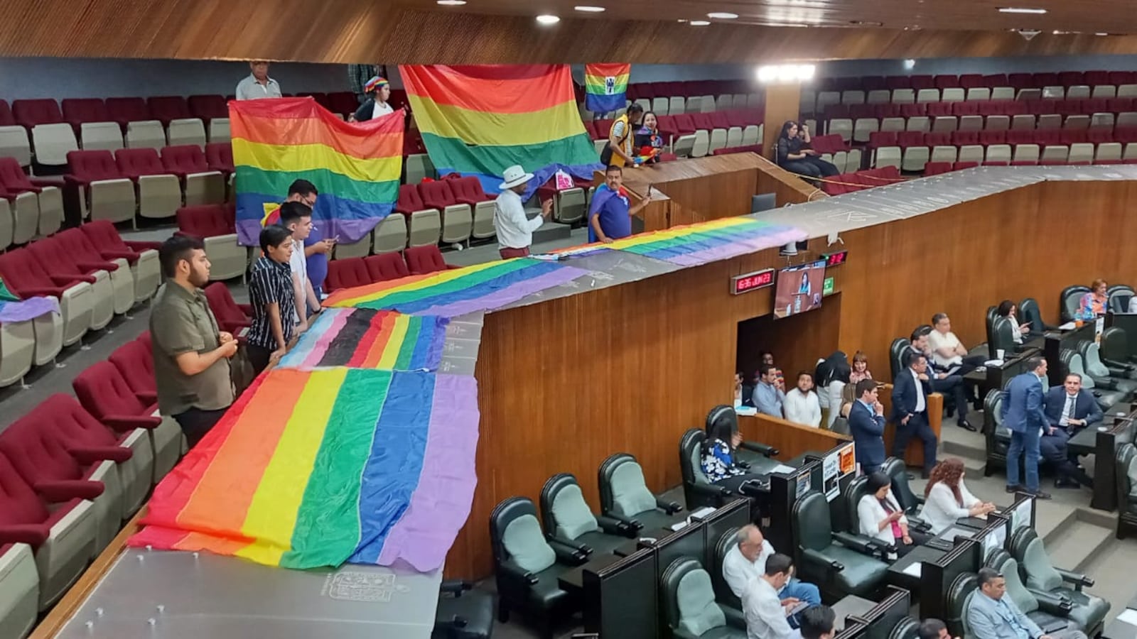 Colectivos LGBTQI+ siguieron toda la sesión del Plano en espera de la aprobación.