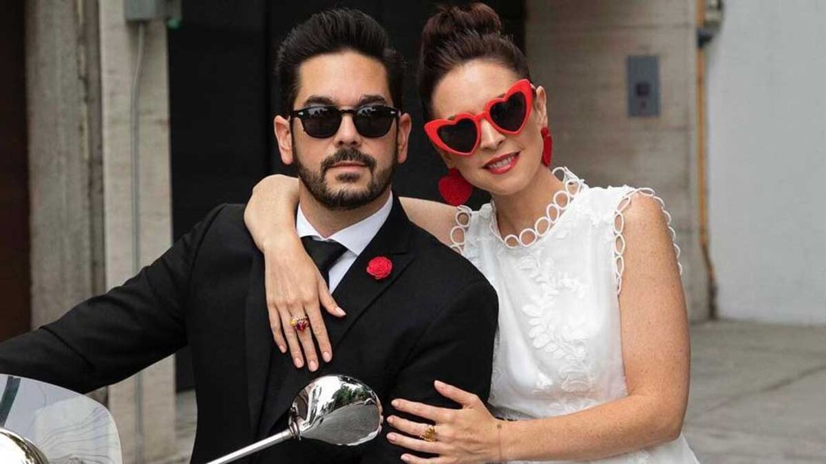 Andrea Torre fascina en elegante vestido de novia con volantes para celebrar su onceavo aniversario de bodas