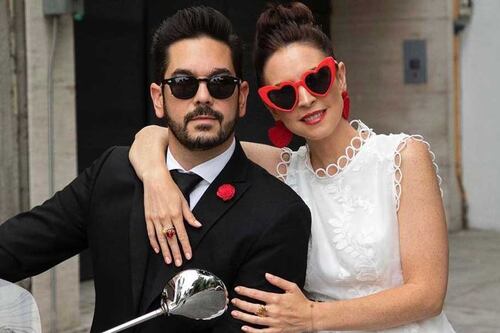 Andrea Torre fascina en elegante vestido de novia con volantes para celebrar su aniversario de bodas