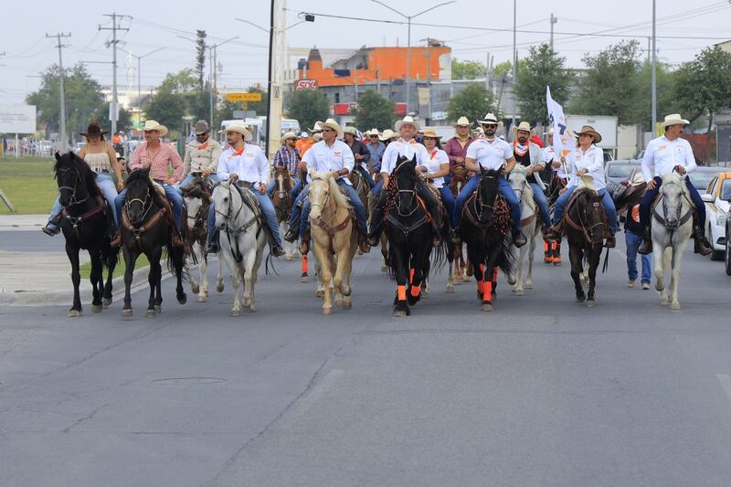 En su recorrido tuvo oportunidad de reiterar sus promesas de campaña a los ciudadanos.