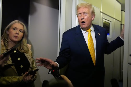 “Silencio, cerdita”: Trump estalla contra reportera que lo cuestionó por archivos de Epstein