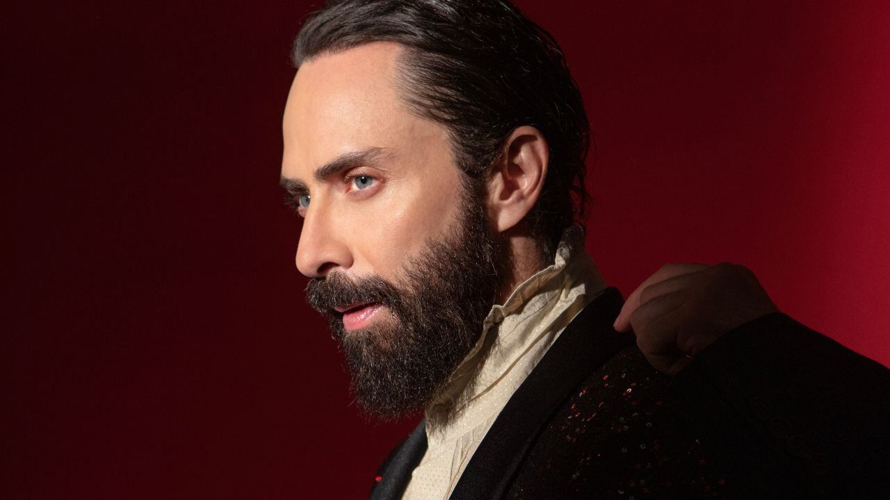 Jay de la Cueva muestra su lado más íntimo con Traidor