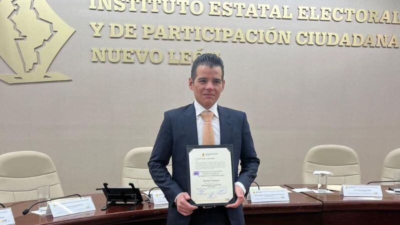 Miguel Flores recibe constancia como diputado local
