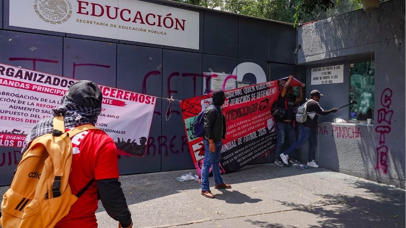 CNTE irrumpe instalaciones de la SEP