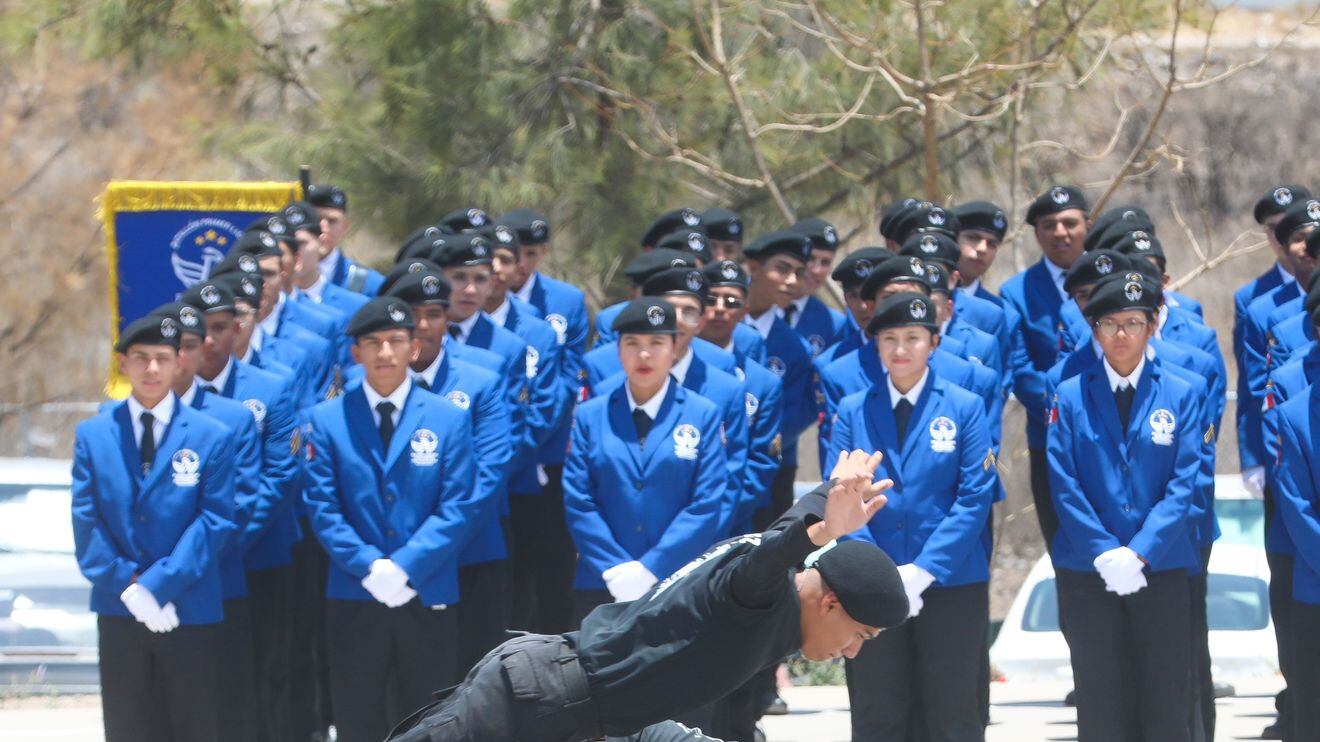 40 alumnos recibieron insignia militar.