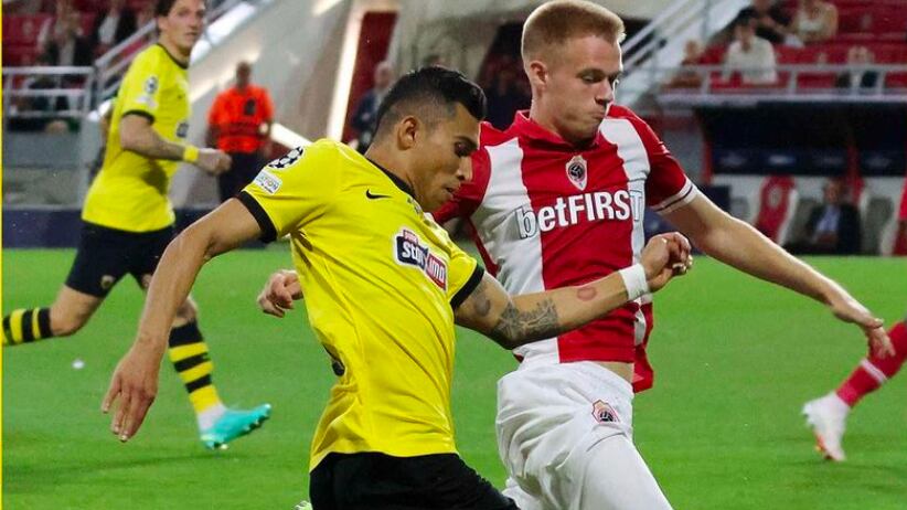 Orberlín Pineda jugó todo el partido en la derrota del AEK ante Antwerp.