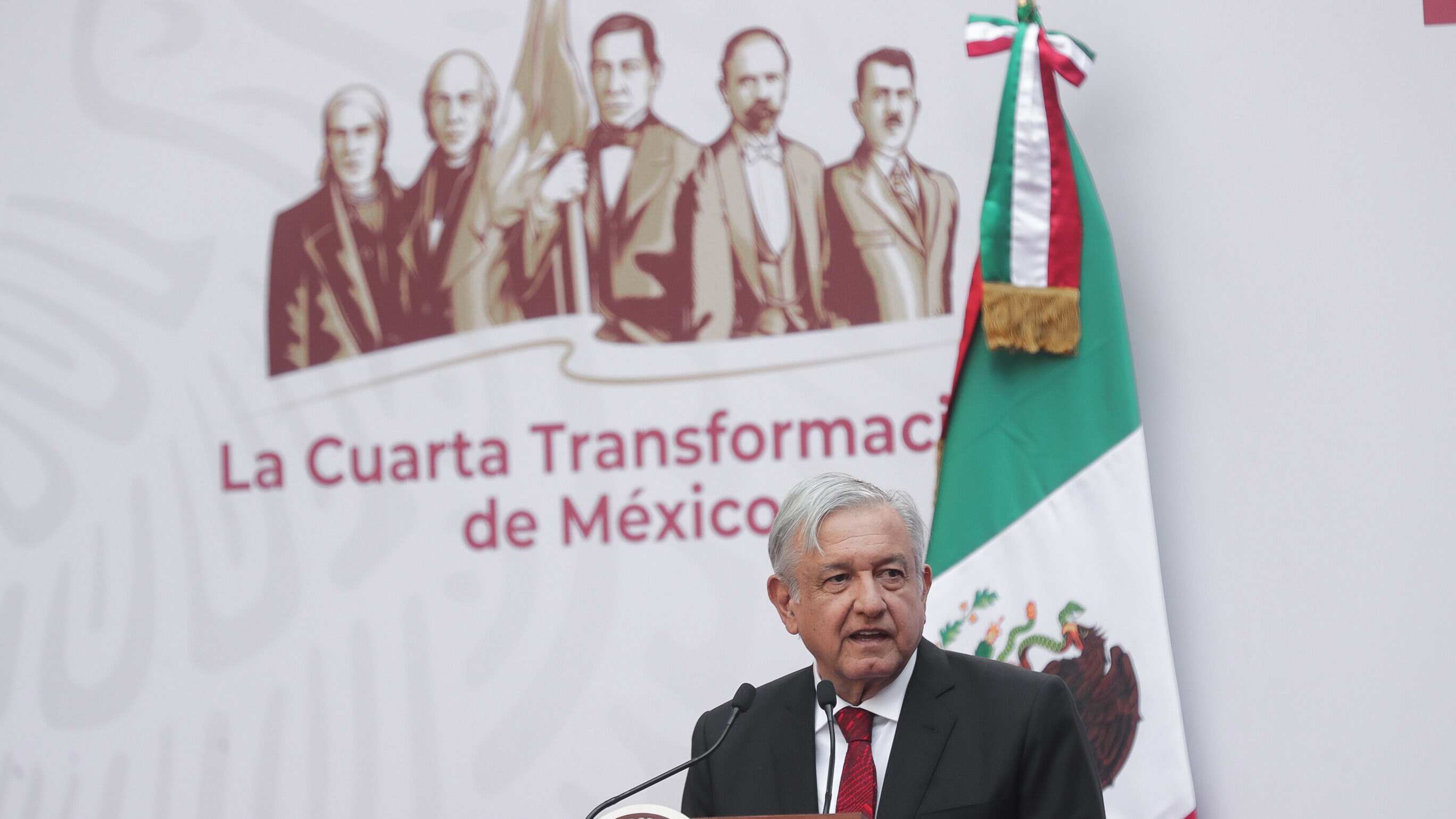 El presidente hace cuatro informes al año: Uno por los primeros 100 días del año (finales de marzo, principios de abril), otro por el aniversario de su triunfo electoral (2 de julio), el informe presidencial (1 de septiembre) y otro en el aniversario de su investidura (1 de diciembre).