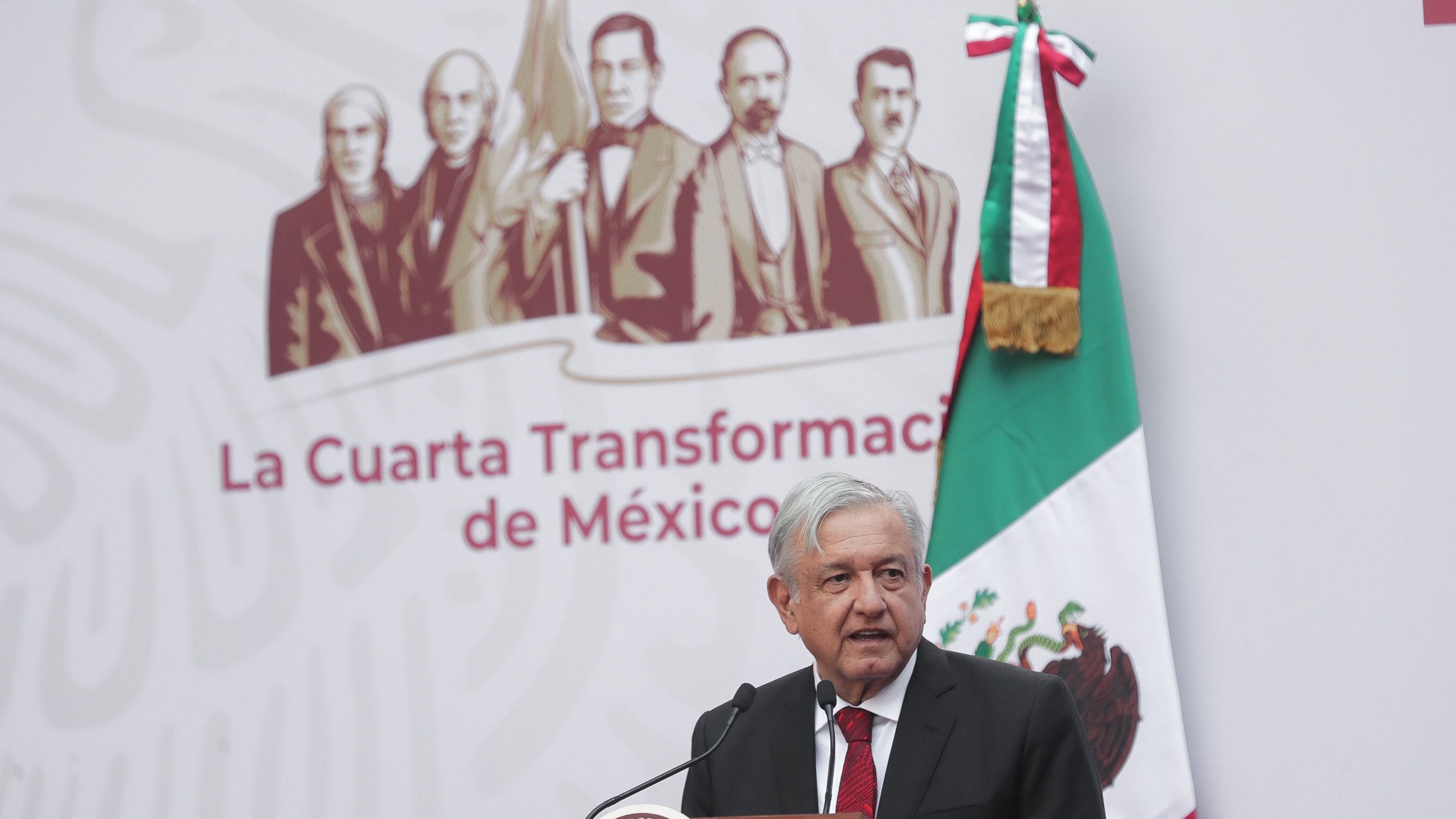 El presidente hace cuatro informes al año: Uno por los primeros 100 días del año (finales de marzo, principios de abril), otro por el aniversario de su triunfo electoral (2 de julio), el informe presidencial (1 de septiembre) y otro en el aniversario de su investidura (1 de diciembre).
