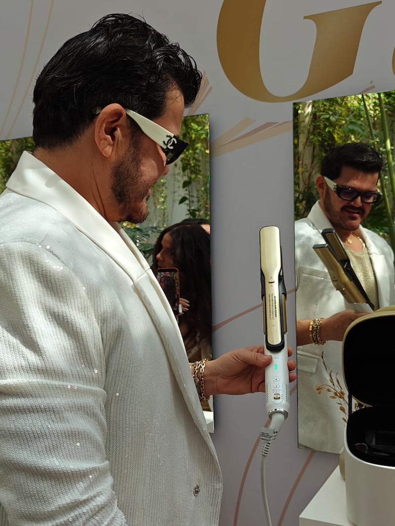 Su capacidad para peinar desde húmedo, evitar puntos calientes y mantener un look suave por más tiempo lo coloca como un nuevo estándar en la belleza diaria