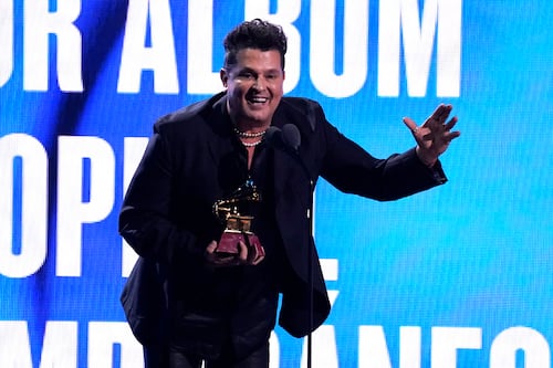 Fans de Carlos Vives mostraron su confusión al ver publicación de su esposa con otro hombre