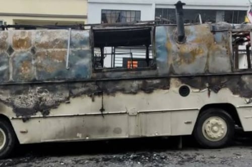 Incendian bus y casa rodante de pareja que iba a viajar por el mundo en Cali