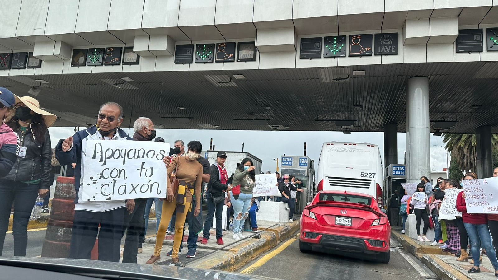 caseta-san-marcos-maestros-se-manifiestan-carretera-mexico-puebla-