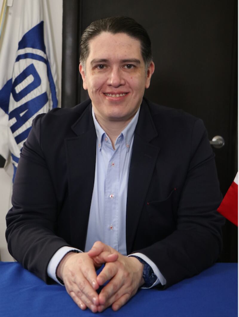 Luis Mendoza.