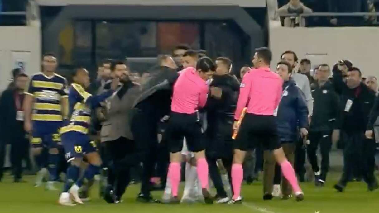 Agresión al árbitro Halil Umut Mele