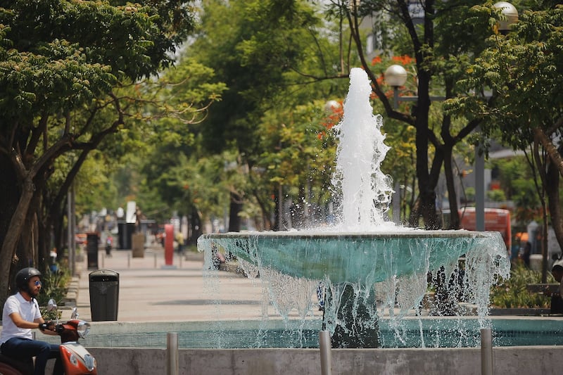 En la colonia Americana se encuentra la avenida Chapultepec, núcleo de la vida nocturna de Guadalajara.