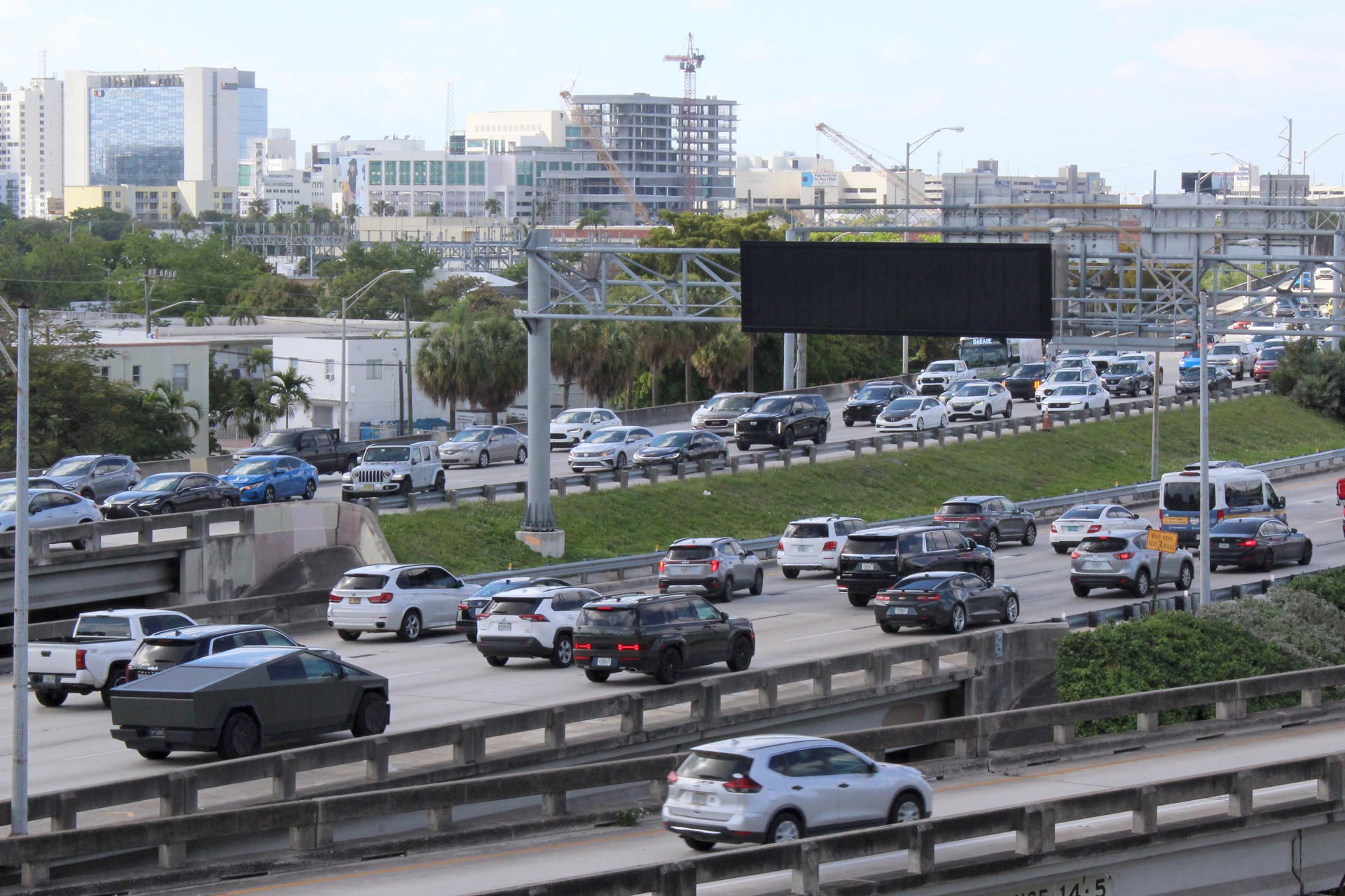 Fotografía del 27 de marzo de 2026 que muestra vehículos durante una congestión vial en una autopista de Miami, Florida (Estados Unidos). EFE/Pedro Pablo Cortés