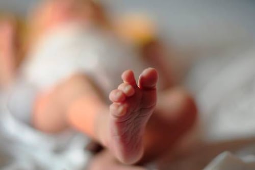 Padres emborrachan a su bebé para bajarle la fiebre