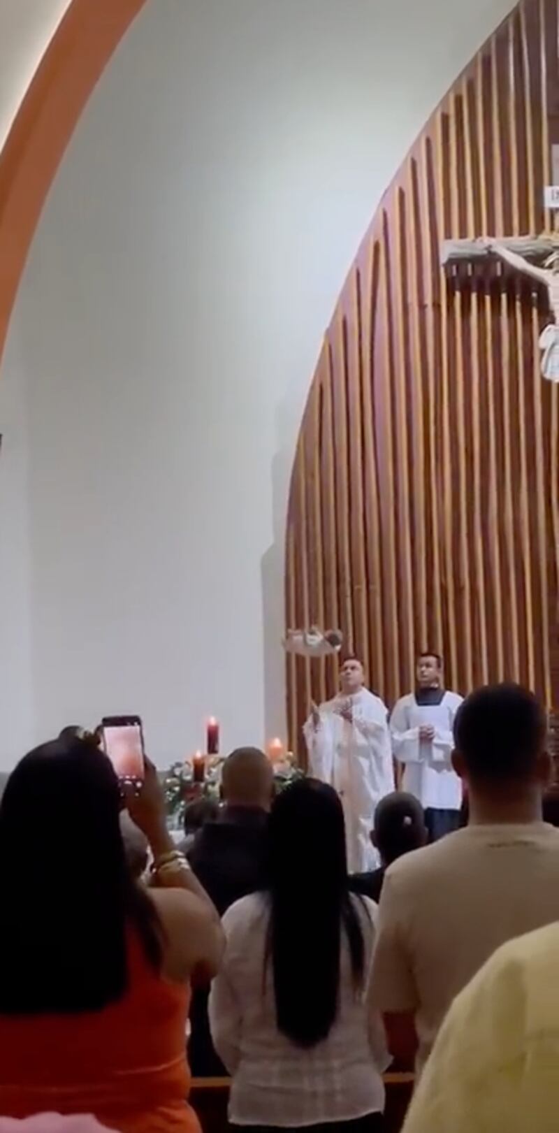 Iglesia sorprende a feligreses con la llegada del Niño Dios descendiendo del techo