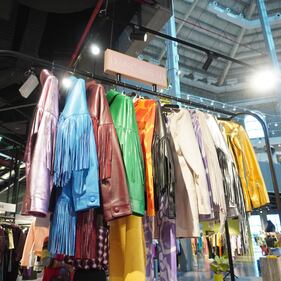 Diseñadora mexicana-siria presenta colección de chamarras en Dubái.