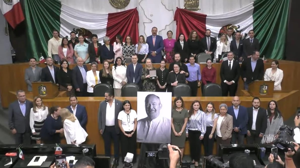 El panista se convirtió este martes en la primera persona en recibir la Medalla de Honor Mauricio Fernández Garza que otorga el Congreso de Nuevo León.