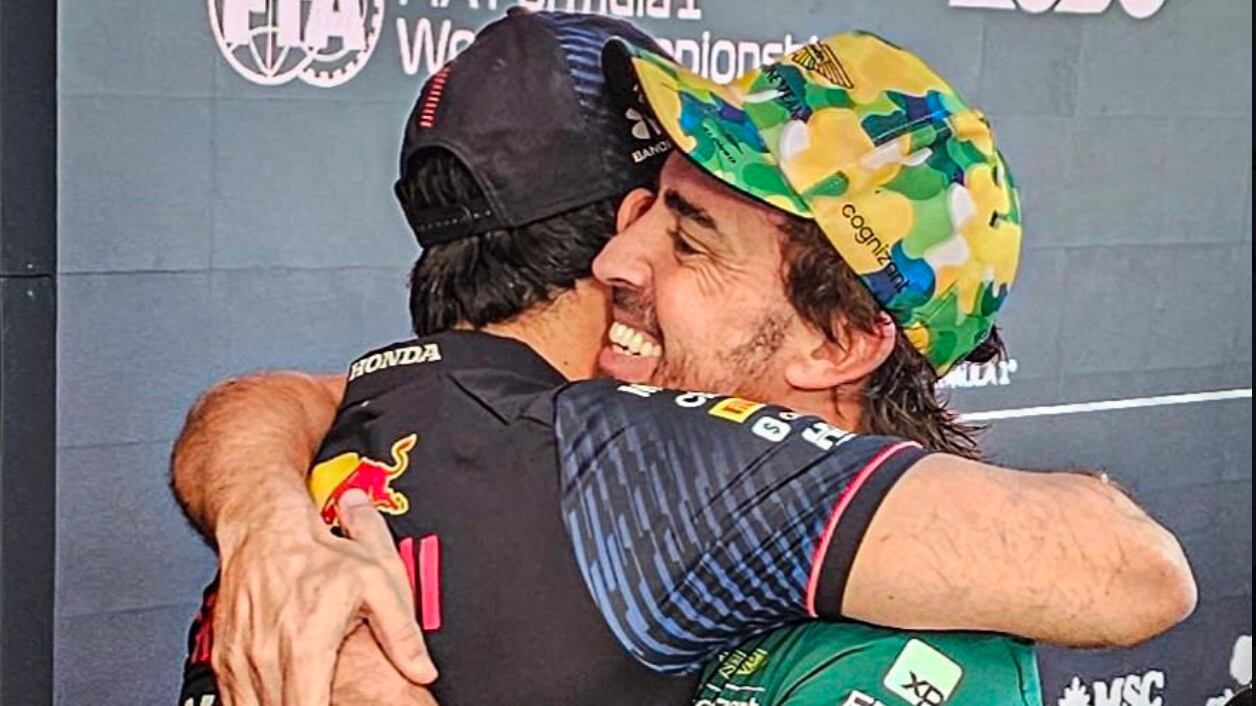 Checo Pérez y Fernando Alonso tras una dura batalla en el GP de Brasil.