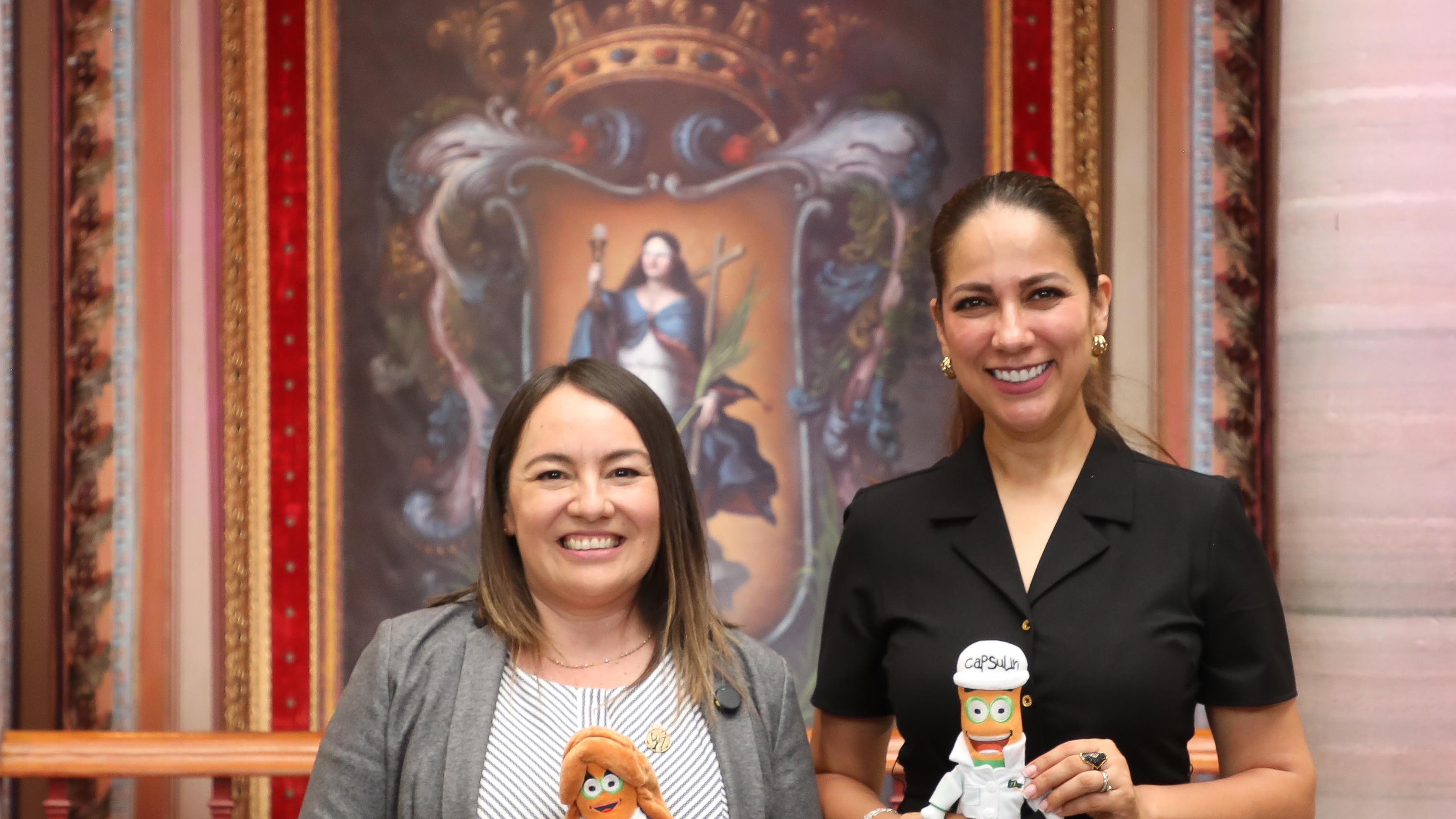 La gobernadora Libia Dennise y la directora del ISSEG, Judith Juárez, durante la presentación del nuevo sistema digital de créditos y servicios para trabajadores.