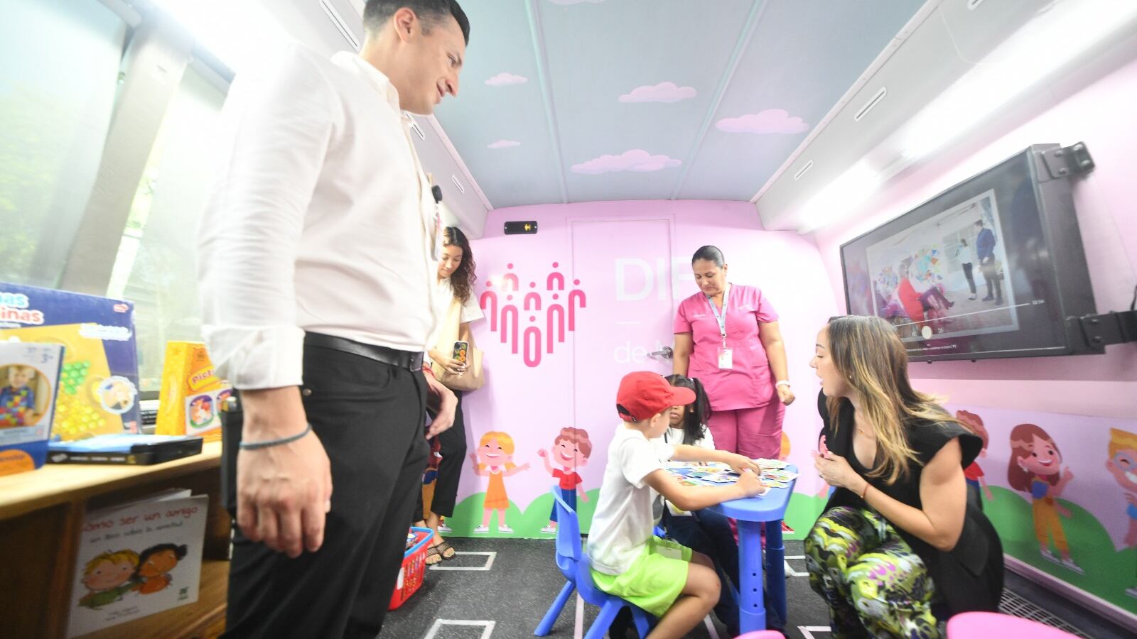 El alcalde y su esposa recorrieron el interior de la ludoteca móvil en el que hay pantallas de TV y juegos.