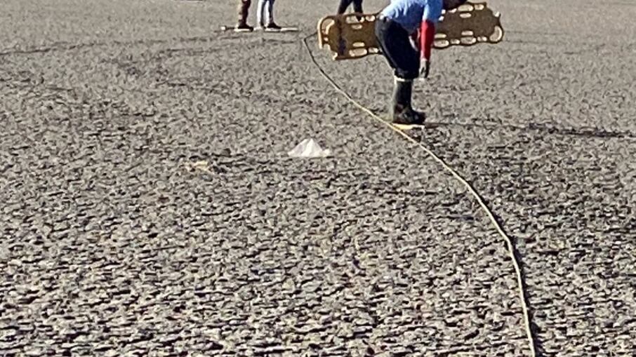 Rescatados del fango dos menores intentaron llegar al centro de una seca presa de El palote.