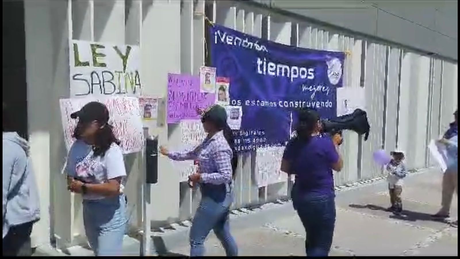 Tendedero de deudores alimentarios afuera de la LX Legislatura local de Querétaro. (Cortesía)